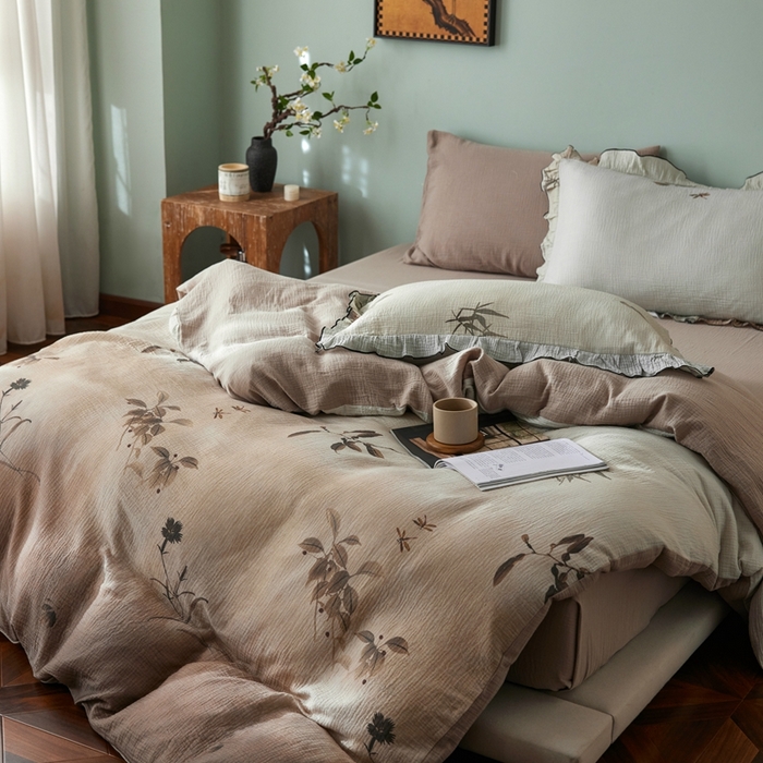 91家纺网 家纺一手货源 找家纺 安莱生活 2025新款全棉精梳棉双层纱绉纱数码印花四件套 烟雨江南-咖