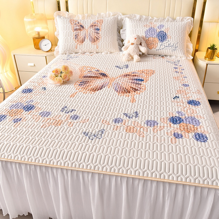 91家纺网 家纺一手货源 找家纺 炫拼家纺 2025新款凉感丝印花床裙款乳胶凉席三件套 蝶恋