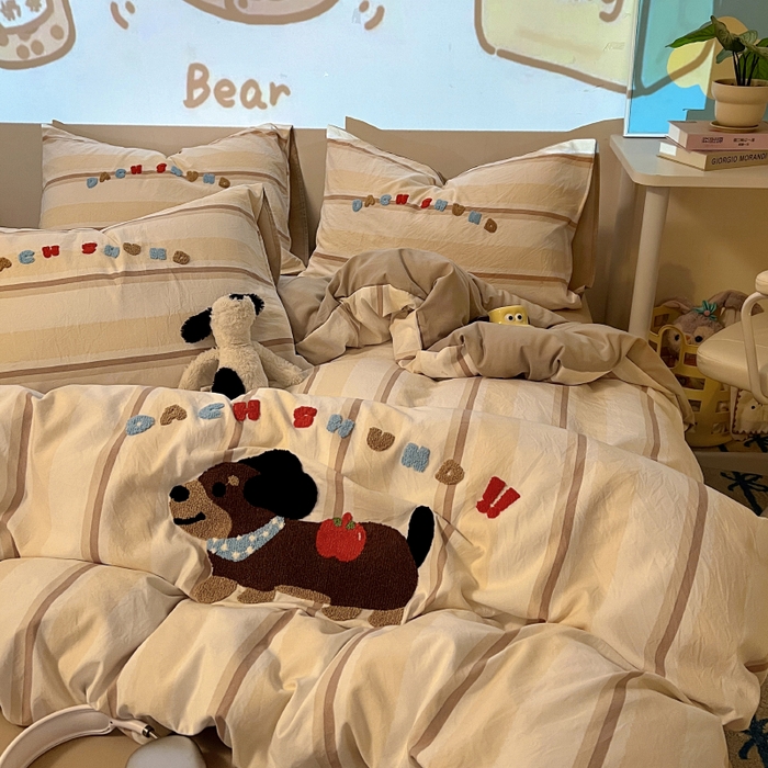 91家纺网 家纺一手货源 找家纺 2025新款专版高克重超萌卡通格子双拼毛巾绣软糯糯水洗棉四件套（场景二） 腊肠狗狗