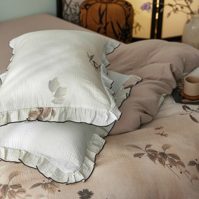 91家纺网 家纺一手货源 找家纺 安莱生活 2025新款全棉精梳棉双层纱绉纱数码印花四件套 烟雨江南-咖