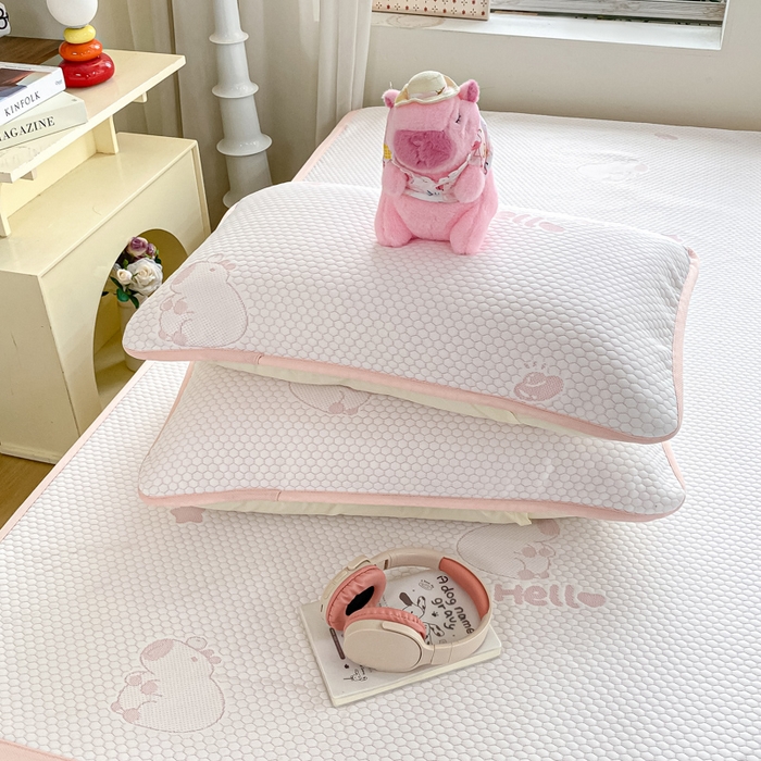 91家纺网 家纺一手货源 找家纺 春寻家纺 2025新款冰豆豆冰丝凉席-卡皮巴拉系列 床单款-卡皮巴拉-粉