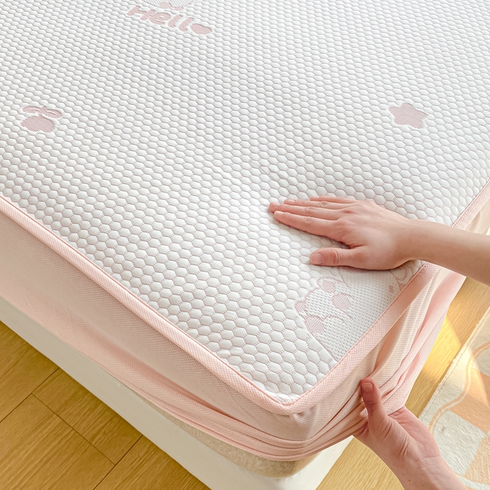 91家纺网 家纺一手货源 找家纺 春寻家纺 2025新款冰豆豆冰丝凉席-卡皮巴拉系列 床笠款-卡皮巴拉-粉