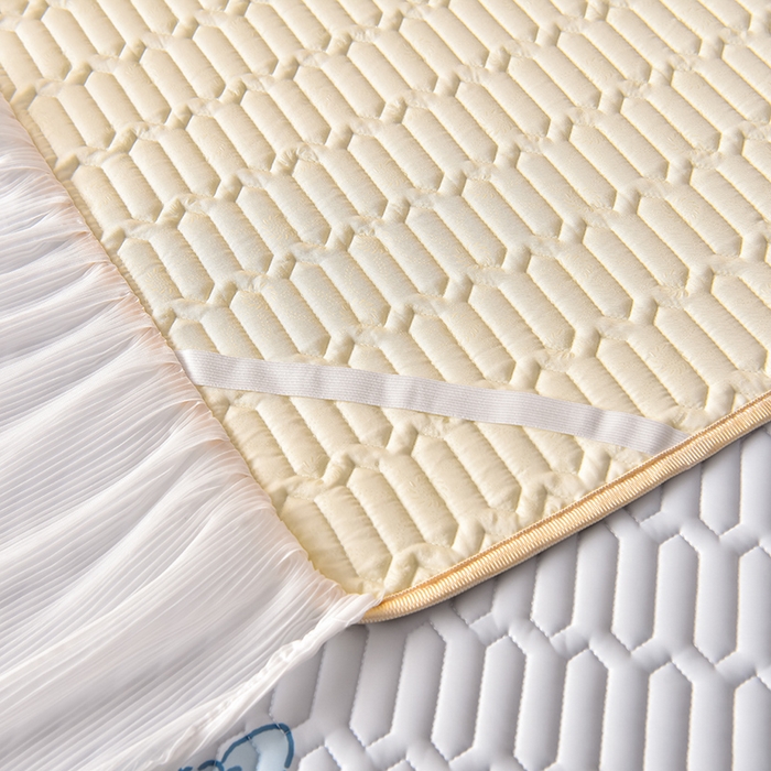 91家纺网 家纺一手货源 找家纺 炫拼家纺 2025新款凉感丝印花床裙款乳胶凉席三件套 芭比兔