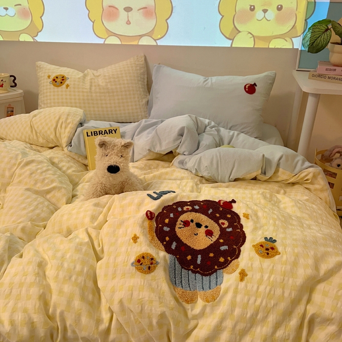 91家纺网 家纺一手货源 找家纺 2025新款专版高克重超萌卡通格子双拼毛巾绣软糯糯水洗棉四件套（场景二） 狮子饼干