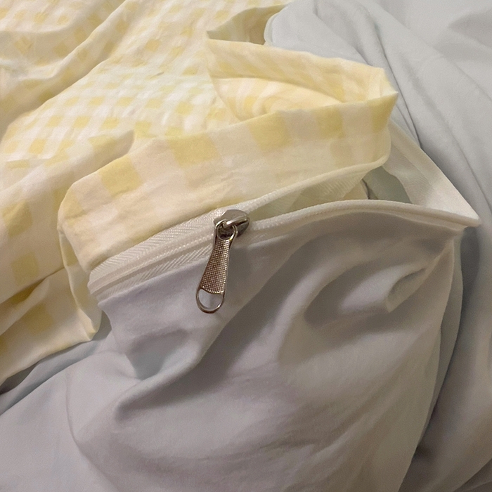 91家纺网 家纺一手货源 找家纺 2025新款专版高克重超萌卡通格子双拼毛巾绣软糯糯水洗棉四件套（场景二） 狮子饼干