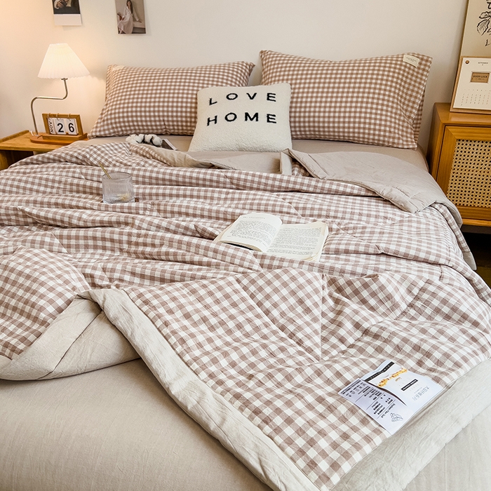 91家纺网 家纺一手货源 找家纺 宝士康家纺 2025新款10A抗菌无印风夏被四件套 咖小格