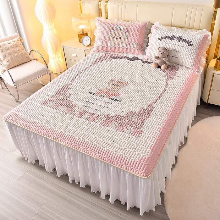 91家纺网 家纺一手货源 找家纺 炫拼家纺 2025新款凉感丝印花床裙款乳胶凉席三件套 爱丽丝小熊