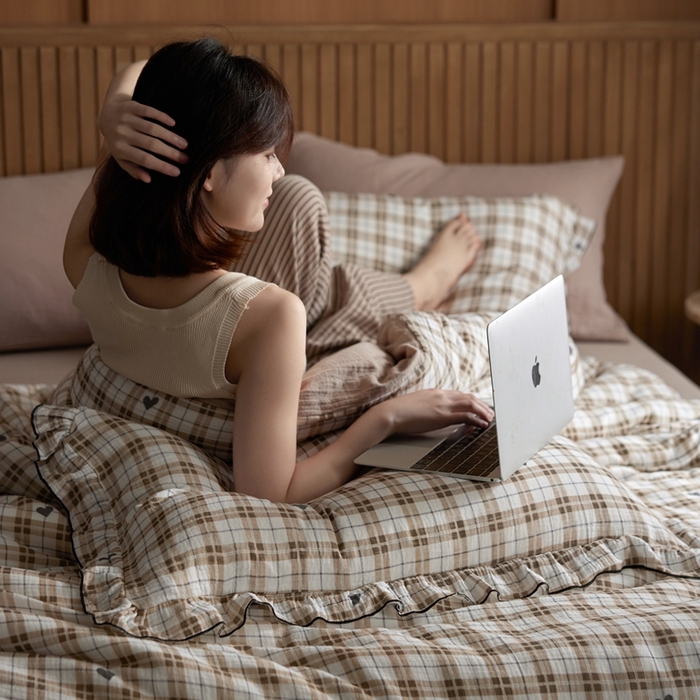 91家纺网 家纺一手货源 找家纺 安莱生活 2025新款全棉精梳棉双层纱绉纱数码印花四件套 海派甜心-卡其