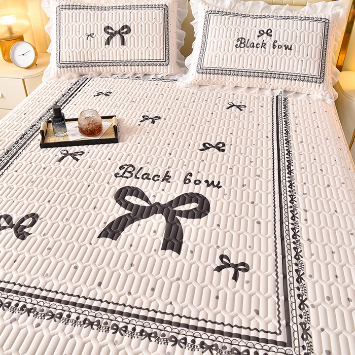 91家纺网 家纺一手货源 找家纺 炫拼家纺 2025新款凉感丝印花床裙款乳胶凉席三件套 可可少女