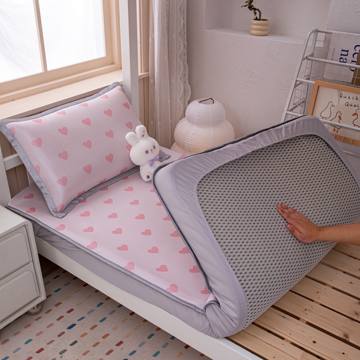 91家纺网 家纺一手货源 找家纺 凌云家纺  2025新款提花凉感冰丝席床笠款三明治凉席三件套 甜心-粉