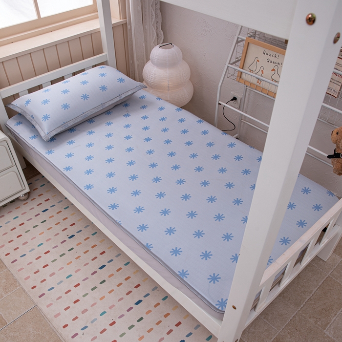 91家纺网 家纺一手货源 找家纺 凌云家纺  2025新款提花凉感冰丝席床笠款三明治凉席三件套 雪漾-蓝