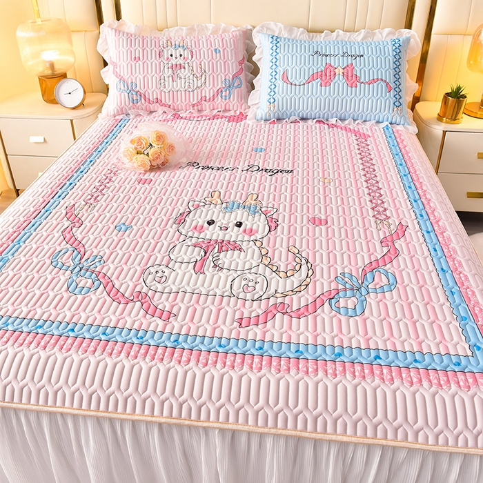 91家纺网 家纺一手货源 找家纺 炫拼家纺 2025新款凉感丝印花床裙款乳胶凉席三件套 美美龙