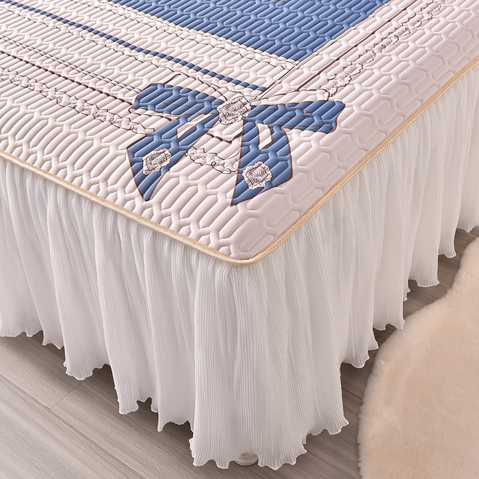 91家纺网 家纺一手货源 找家纺 炫拼家纺 2025新款凉感丝印花床裙款乳胶凉席三件套 倾城之恋