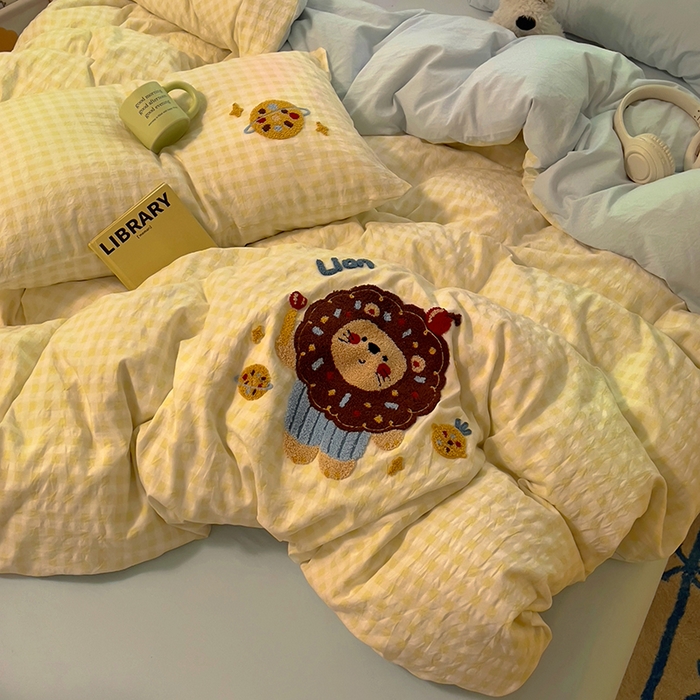 91家纺网 家纺一手货源 找家纺 2025新款专版高克重超萌卡通格子双拼毛巾绣软糯糯水洗棉四件套（场景二） 狮子饼干