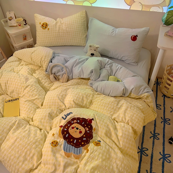 91家纺网 家纺一手货源 找家纺 2025新款专版高克重超萌卡通格子双拼毛巾绣软糯糯水洗棉四件套（场景二） 狮子饼干