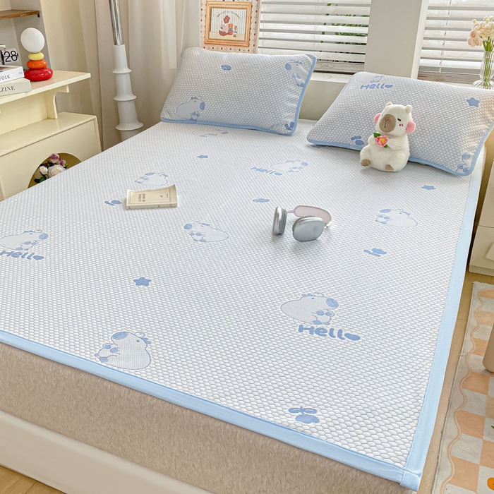 91家纺网 家纺一手货源 找家纺 春寻家纺 2025新款冰豆豆冰丝凉席-卡皮巴拉系列 床单款-卡皮巴拉-蓝