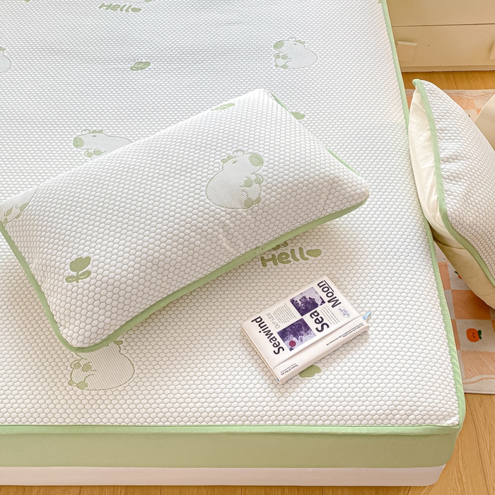 91家纺网 家纺一手货源 找家纺 春寻家纺 2025新款冰豆豆冰丝凉席-卡皮巴拉系列 床笠款-卡皮巴拉-绿