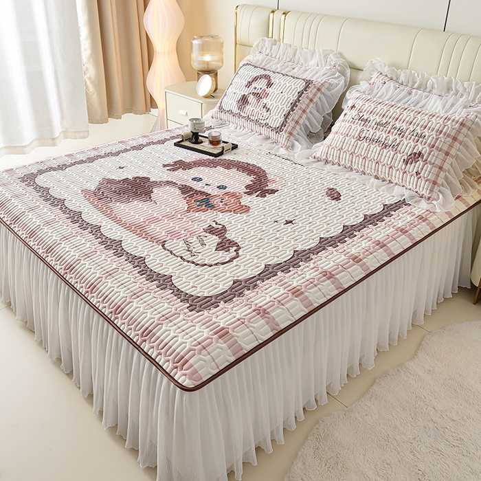 91家纺网 家纺一手货源 找家纺 炫拼家纺 2025新款凉感丝印花床裙款乳胶凉席三件套 可可熊