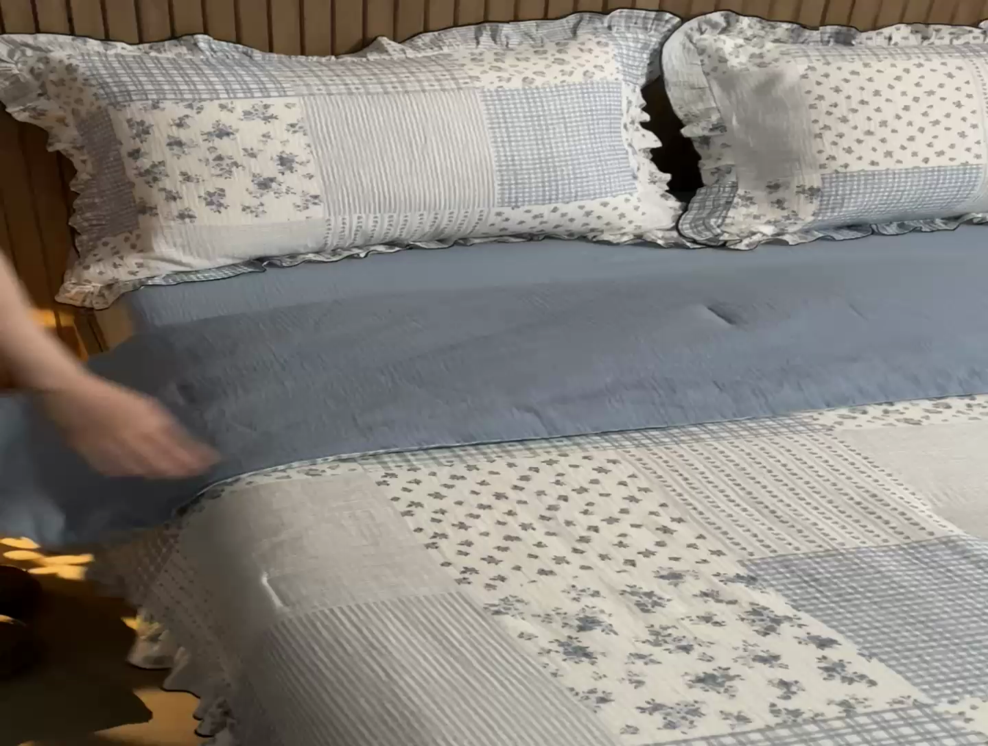 91家纺网 家纺一手货源 找家纺 安莱生活 2025新款全棉精梳棉双层纱绉纱数码印花四件套 百家布-蓝