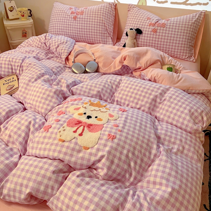 91家纺网 家纺一手货源 找家纺 2025新款专版高克重超萌卡通格子双拼毛巾绣软糯糯水洗棉四件套（场景二） 蝴蝶结羊驼