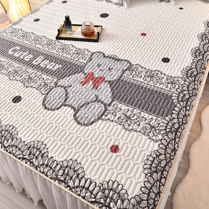 91家纺网 家纺一手货源 找家纺 炫拼家纺 2025新款凉感丝印花床裙款乳胶凉席三件套 黛莎