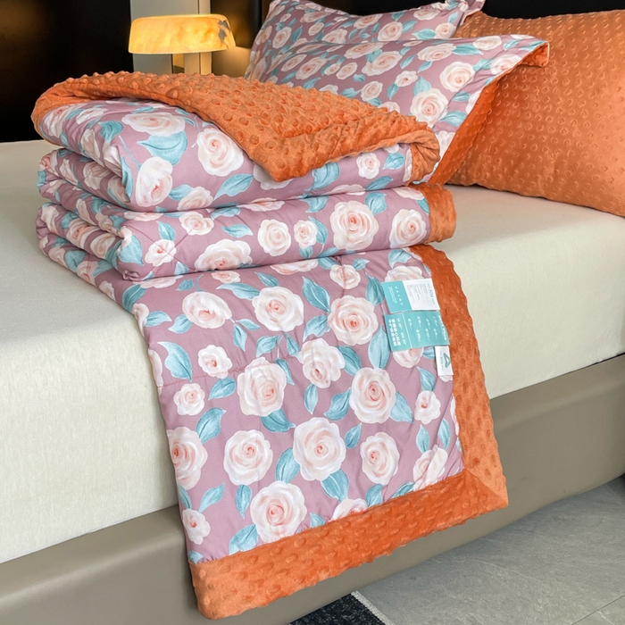 91家纺网 家纺一手货源 找家纺 宝士康家纺 2025新款10A抗菌双层纱豆豆绒夏被 夏日玫瑰