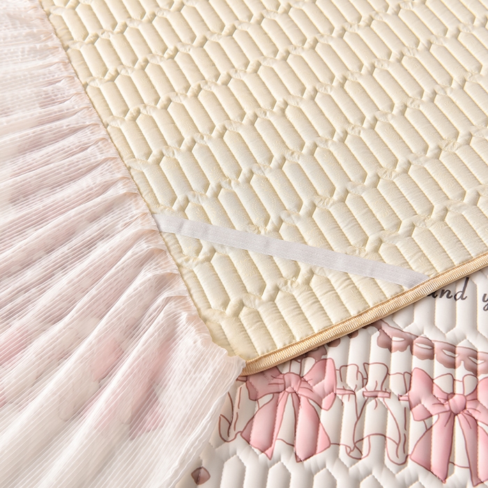 91家纺网 家纺一手货源 找家纺 炫拼家纺 2025新款凉感丝印花床裙款乳胶凉席三件套 爱丽丝小熊