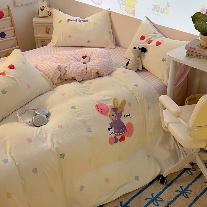 91家纺网 家纺一手货源 找家纺 2025新款专版高克重超萌卡通格子双拼毛巾绣软糯糯水洗棉四件套（场景二） 星星兔