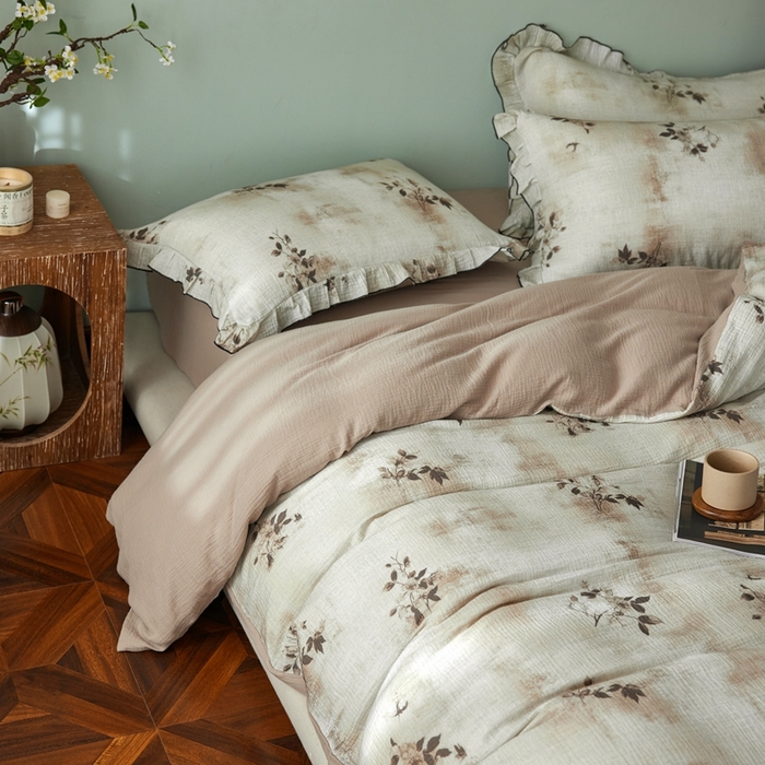 91家纺网 家纺一手货源 找家纺 安莱生活 2025新款全棉精梳棉双层纱绉纱数码印花四件套 云屿间-咖