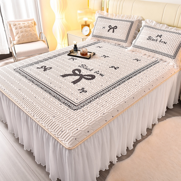 91家纺网 家纺一手货源 找家纺 炫拼家纺 2025新款凉感丝印花床裙款乳胶凉席三件套 可可少女