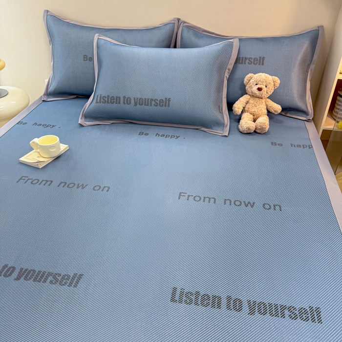 91家纺网 家纺一手货源 找家纺 2025新款懒猫600D数码印花冰藤凉席 简约生活