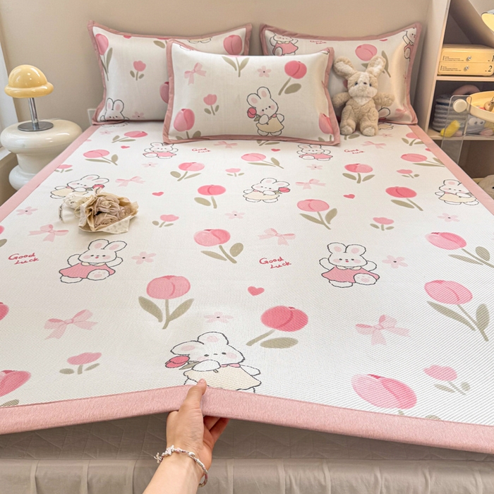 91家纺网 家纺一手货源 找家纺 2025新款懒猫600D数码印花冰藤凉席 花朵粉兔