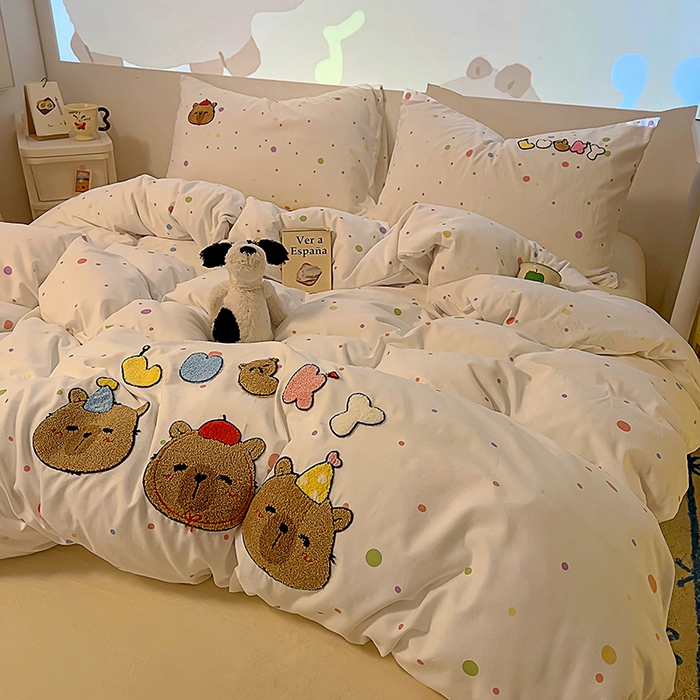 91家纺网 家纺一手货源 找家纺 2025新款专版高克重超萌卡通格子双拼毛巾绣软糯糯水洗棉四件套（场景二） 糖果卡皮巴拉