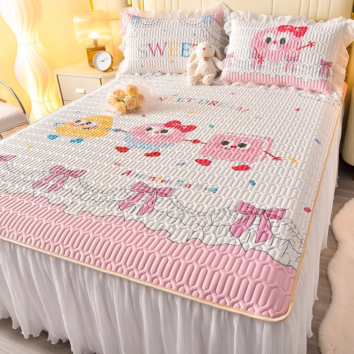 91家纺网 家纺一手货源 找家纺 炫拼家纺 2025新款凉感丝印花床裙款乳胶凉席三件套 甜心派