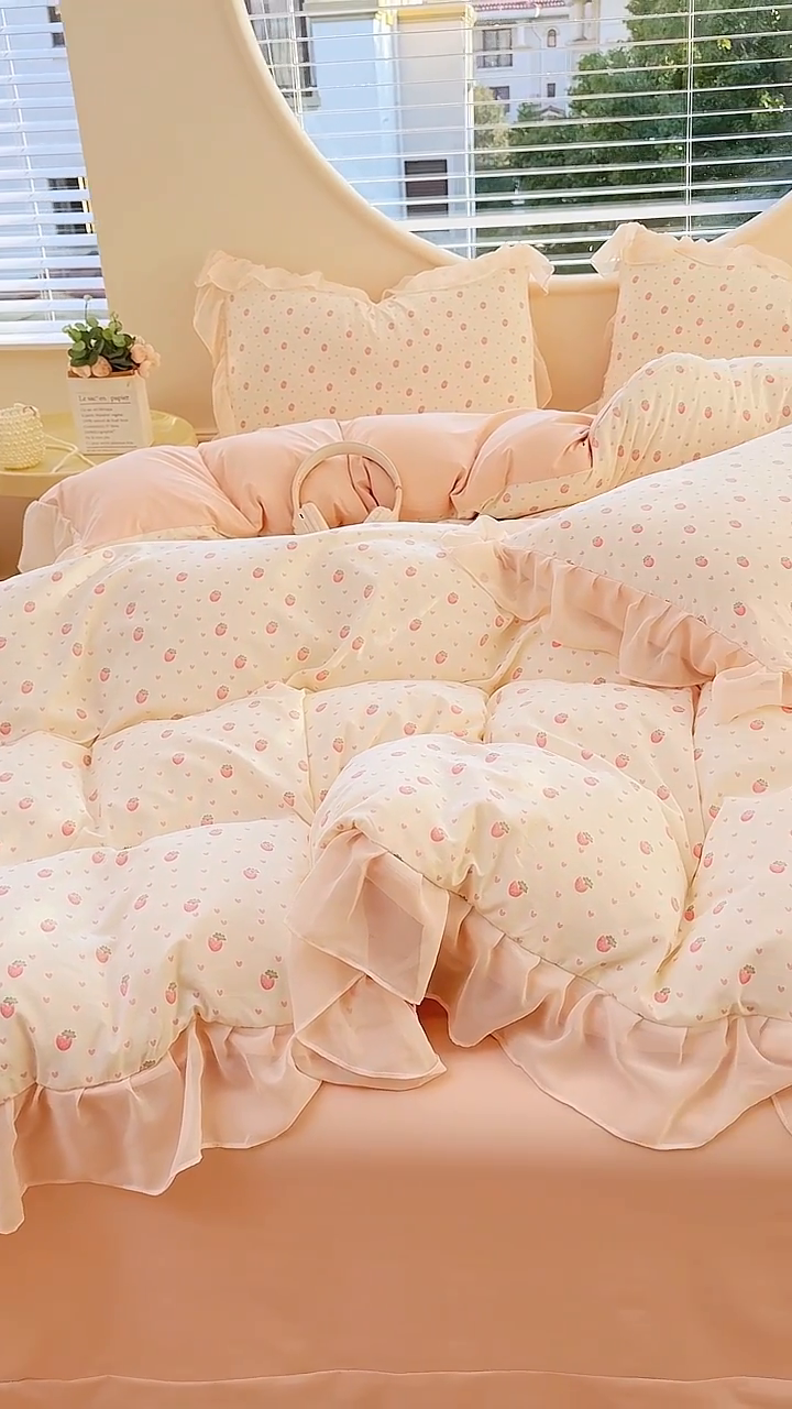 91家纺网 家纺一手货源 找家纺 苏拉家居 2025新款雪纺花边云感提花针织双层纱四件套 吃草莓啦