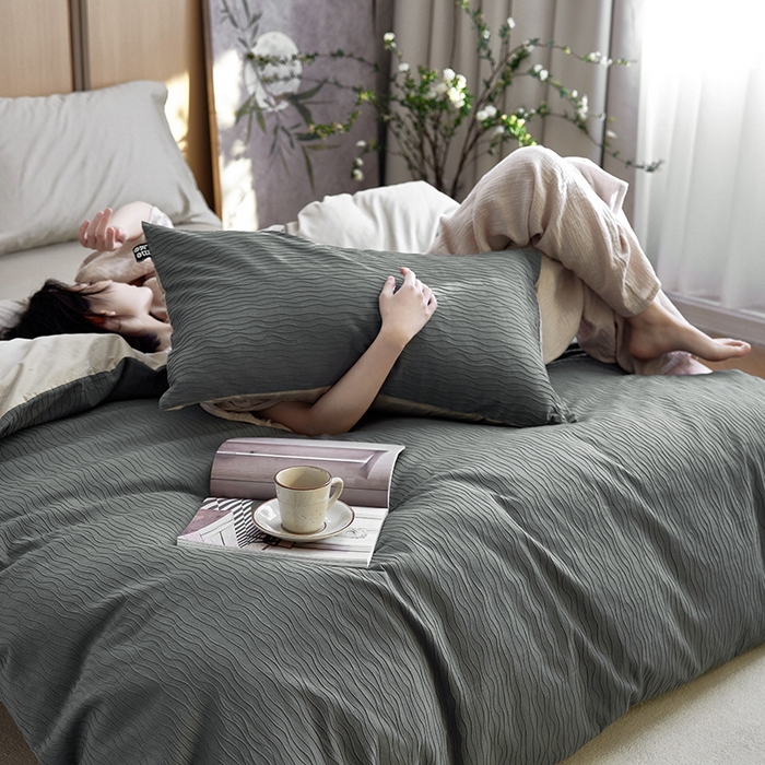 91家纺网 家纺一手货源 找家纺 风向标家纺 2025新款全棉波纹纱提花原木风四件套 波纹纱-森屿灰