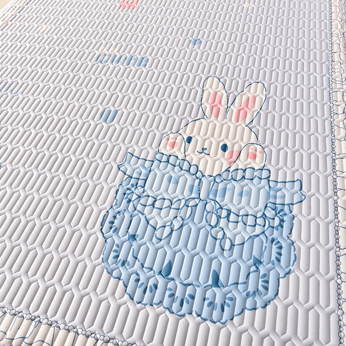 91家纺网 家纺一手货源 找家纺 炫拼家纺 2025新款凉感丝印花床裙款乳胶凉席三件套 芭比兔