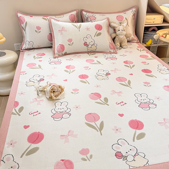 91家纺网 家纺一手货源 找家纺 2025新款懒猫600D数码印花冰藤凉席 花朵粉兔