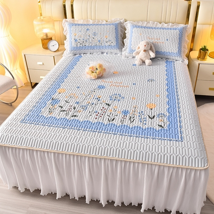 91家纺网 家纺一手货源 找家纺 （总）炫拼家纺 2025新款凉感丝印花床裙款乳胶凉席三件套