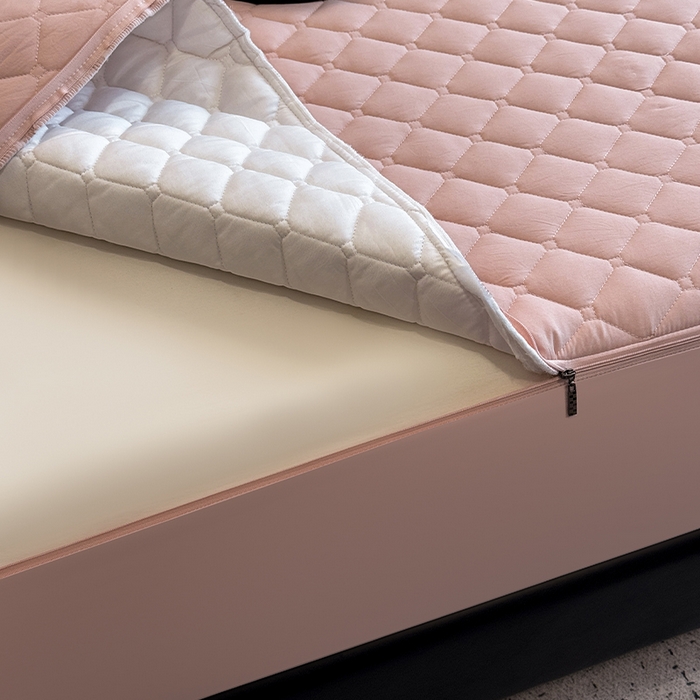 91家纺网 家纺一手货源 找家纺 叠派家纺 2025新款5A抗菌A类夹棉床笠经典款防水款系列 山茶粉-小格子经典款