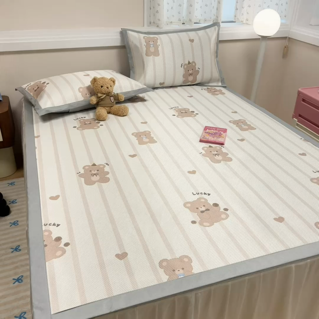 91家纺网 家纺一手货源 找家纺 慕尚家纺 2025新款数码印花床席床笠款冰藤席 床席款-小熊物语