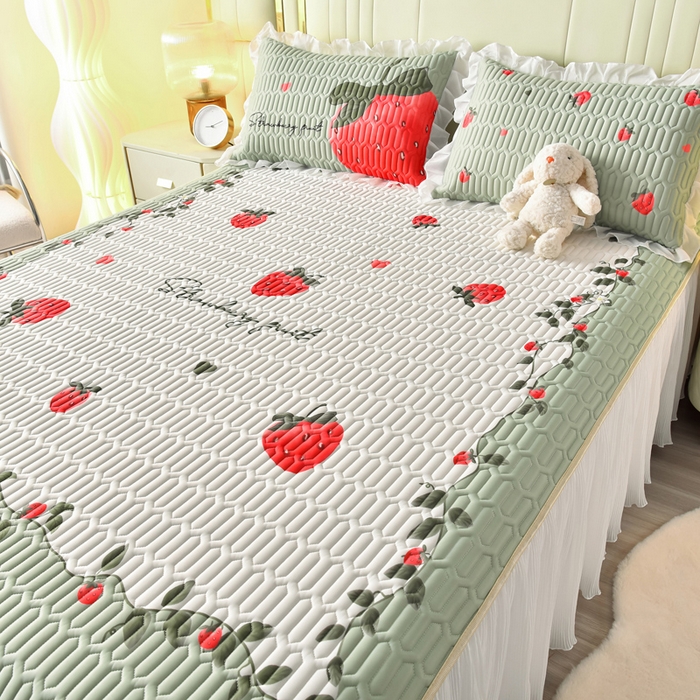 91家纺网 家纺一手货源 找家纺 炫拼家纺 2025新款凉感丝印花床裙款乳胶凉席三件套 草莓园