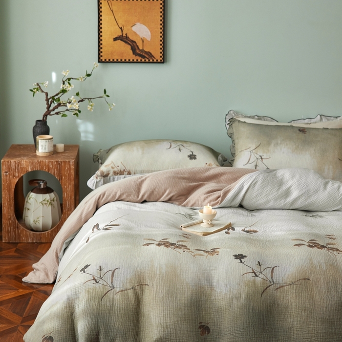 91家纺网 家纺一手货源 找家纺 安莱生活 2025新款全棉精梳棉双层纱绉纱数码印花四件套 烟雨江南-绿