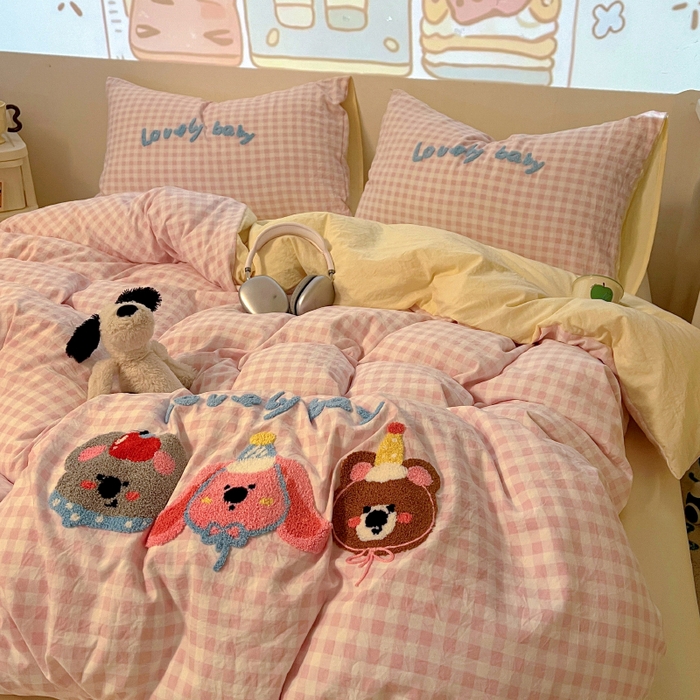 91家纺网 家纺一手货源 找家纺 2025新款专版高克重超萌卡通格子双拼毛巾绣软糯糯水洗棉四件套（场景二） 森林派对