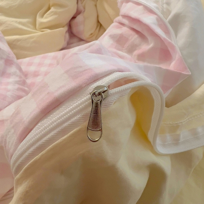 91家纺网 家纺一手货源 找家纺 2025新款专版高克重超萌卡通格子双拼毛巾绣软糯糯水洗棉四件套（场景二） 森林派对