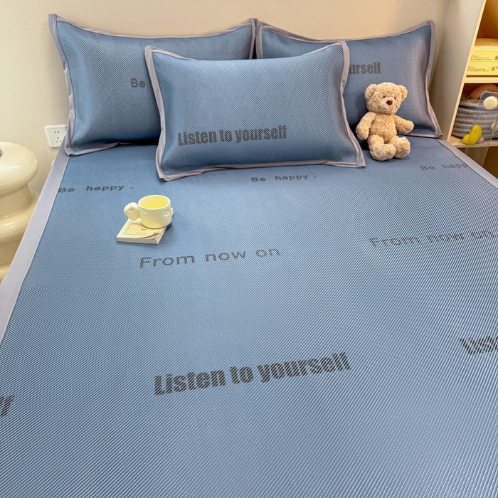 91家纺网 家纺一手货源 找家纺 2025新款懒猫600D数码印花冰藤凉席 简约生活