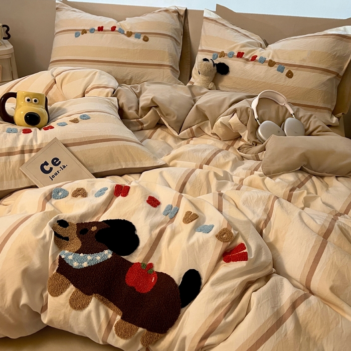 91家纺网 家纺一手货源 找家纺 2025新款专版高克重超萌卡通格子双拼毛巾绣软糯糯水洗棉四件套（场景二） 腊肠狗狗