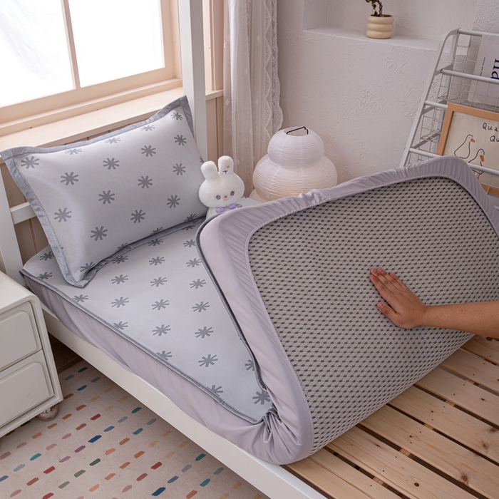 91家纺网 家纺一手货源 找家纺 凌云家纺  2025新款提花凉感冰丝席床笠款三明治凉席三件套 雪漾-灰