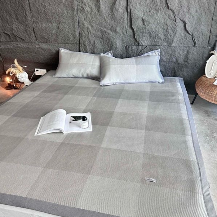 91家纺网 家纺一手货源 找家纺 美丽坊 2025新款轻奢三明治冰藤抗菌凉席三件套 绅士灰