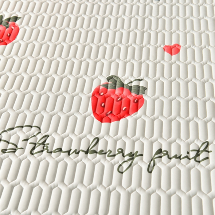 91家纺网 家纺一手货源 找家纺 炫拼家纺 2025新款凉感丝印花床裙款乳胶凉席三件套 草莓园